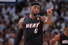 勒布朗·詹姆斯NBA生涯抉择：续约勇士还是迎接新挑战？